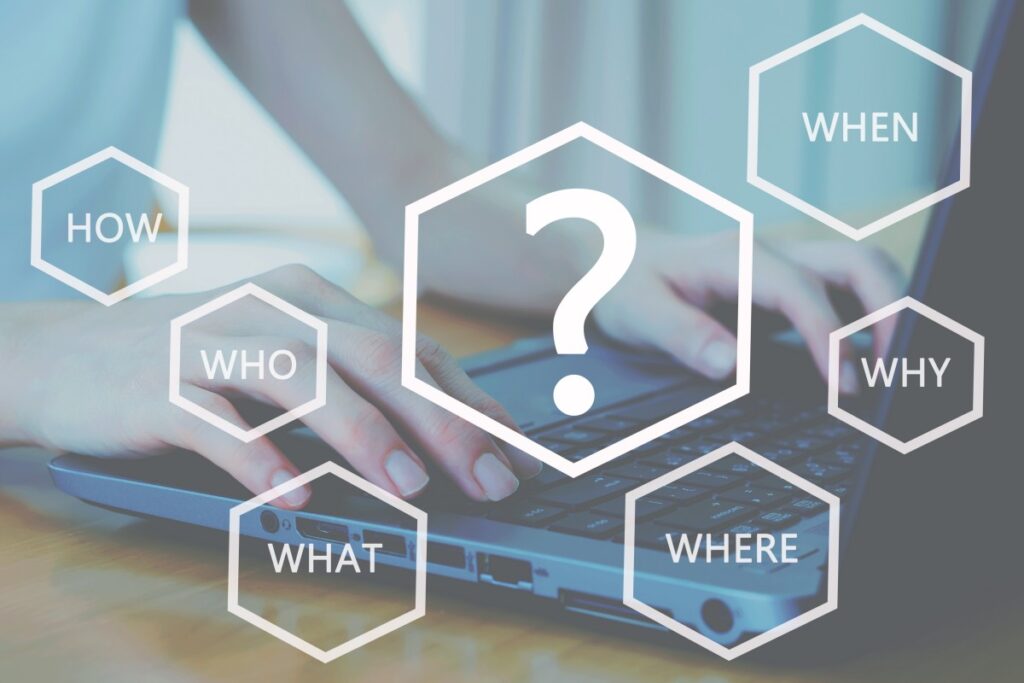 キーボードで手を動かしている女性のクローズアップ。「何」「どこで」「いつ」「なぜ」「誰が」「どのように」という質問で問題と根本原因を分析しています。ビジネスコンセプト