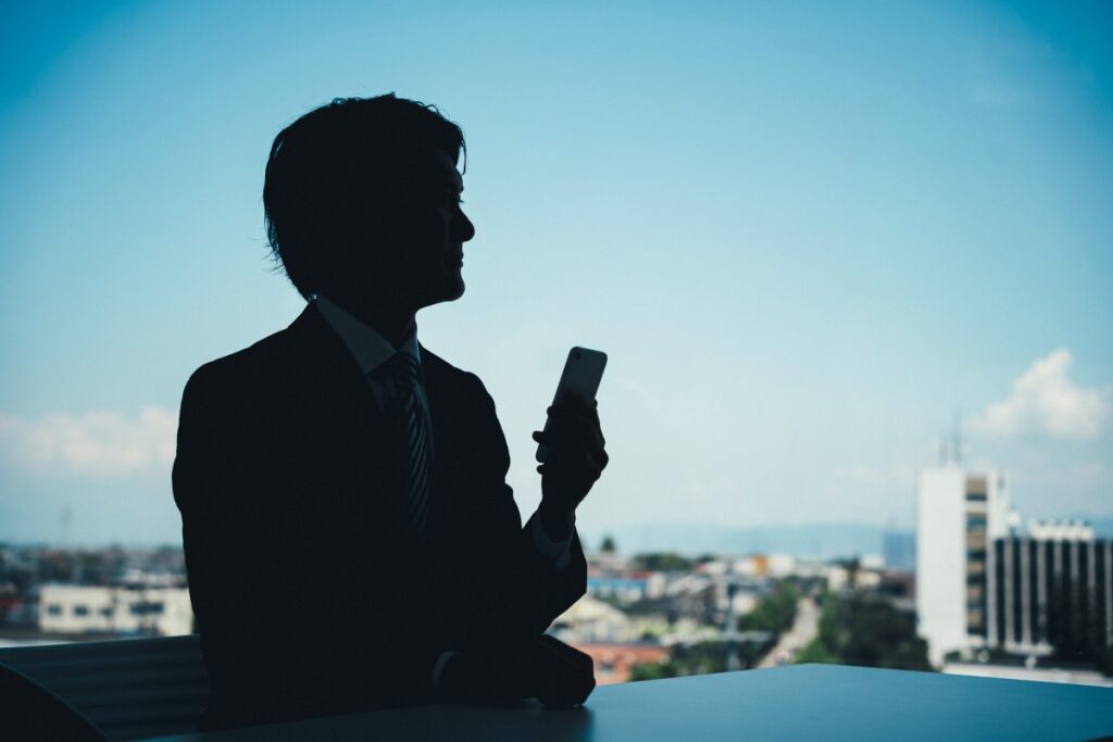 シルエットの男性