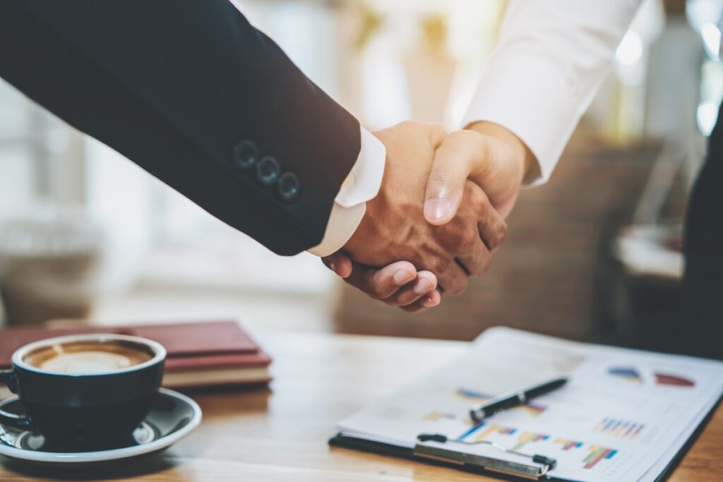 スーツの人が握手をしている