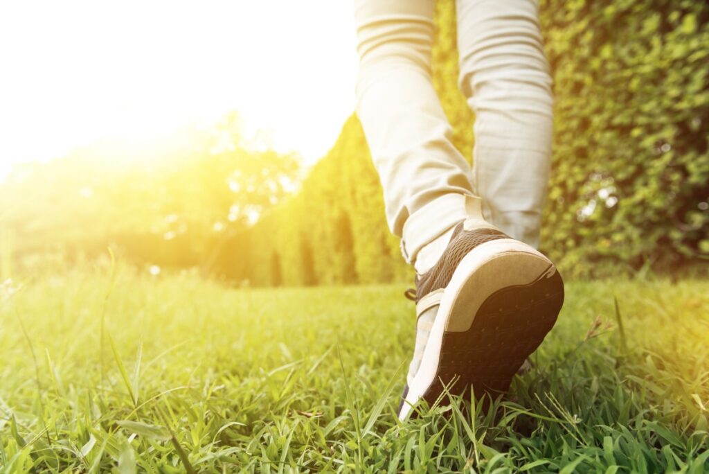 庭を歩く女性、下肢のクローズアップ