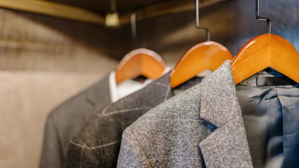 ハンガーにかかった3種類のスーツ