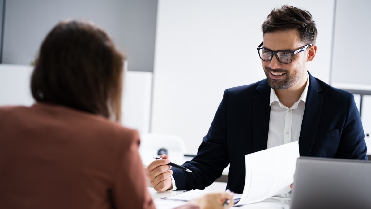 就職面接。ビジネスマネージャーが採用担当者と面談中