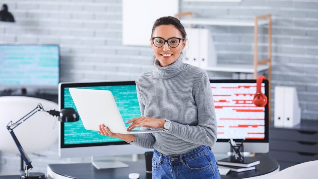 オフィスにいる女性プログラマーのポートレート