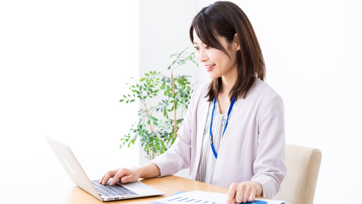 オフィスで事務作業をする若いビジネス