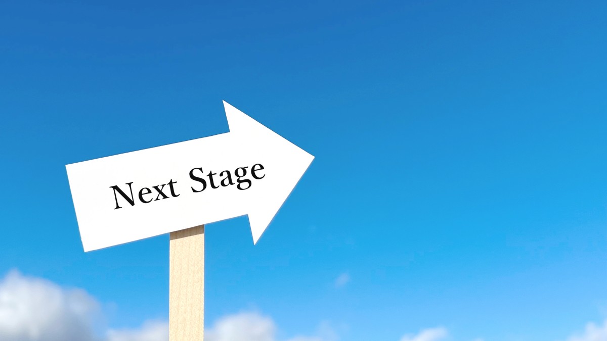 矢印の道しるべ_青空背景_右スペース_NextStage文