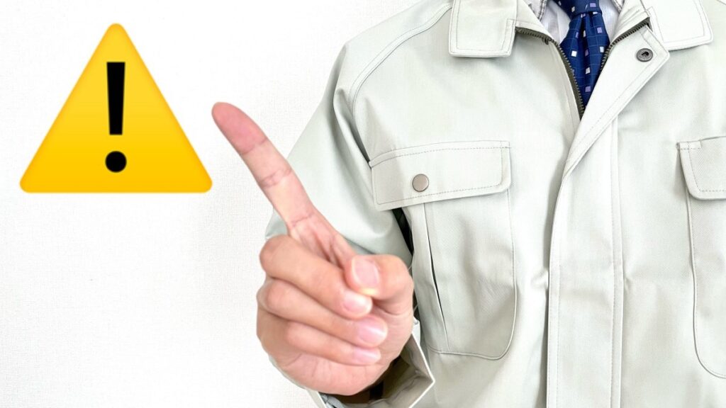 注意する男性スタッフ