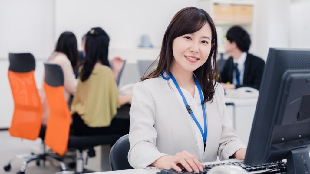 笑顔でデスクワークをする女性