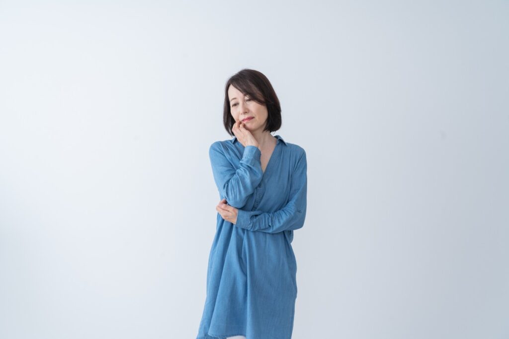 シニア女性が悩む姿
