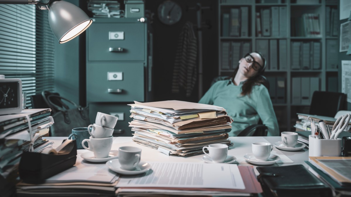 疲れ果てたオフィスワーカー