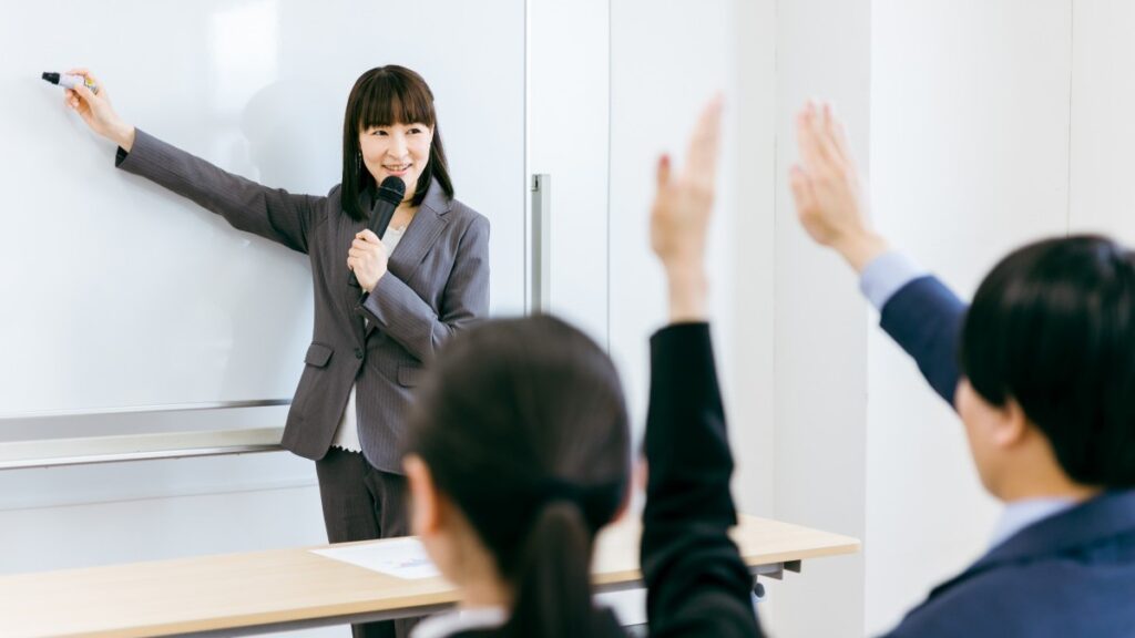 授業をしている女性と挙手をする生徒