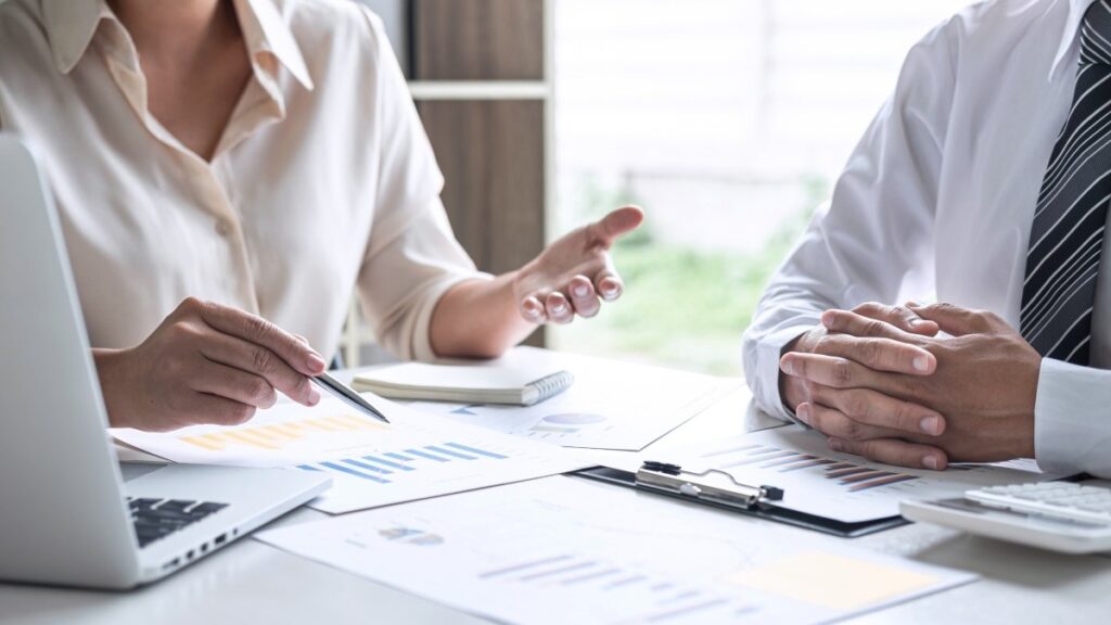 投資プロジェクトの計画、パートナーとの会話、財務および会計のコンセプトに関するビジネス戦略の会議に関するエグゼクティブビジネスチームのプレゼンテーション会議。