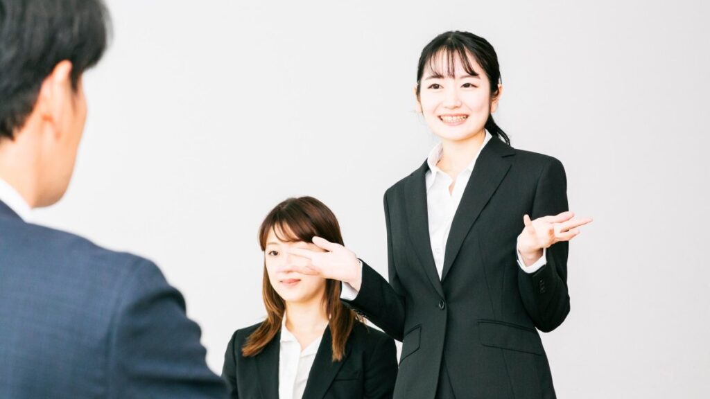 集団面接面接中の二人女性と面接官