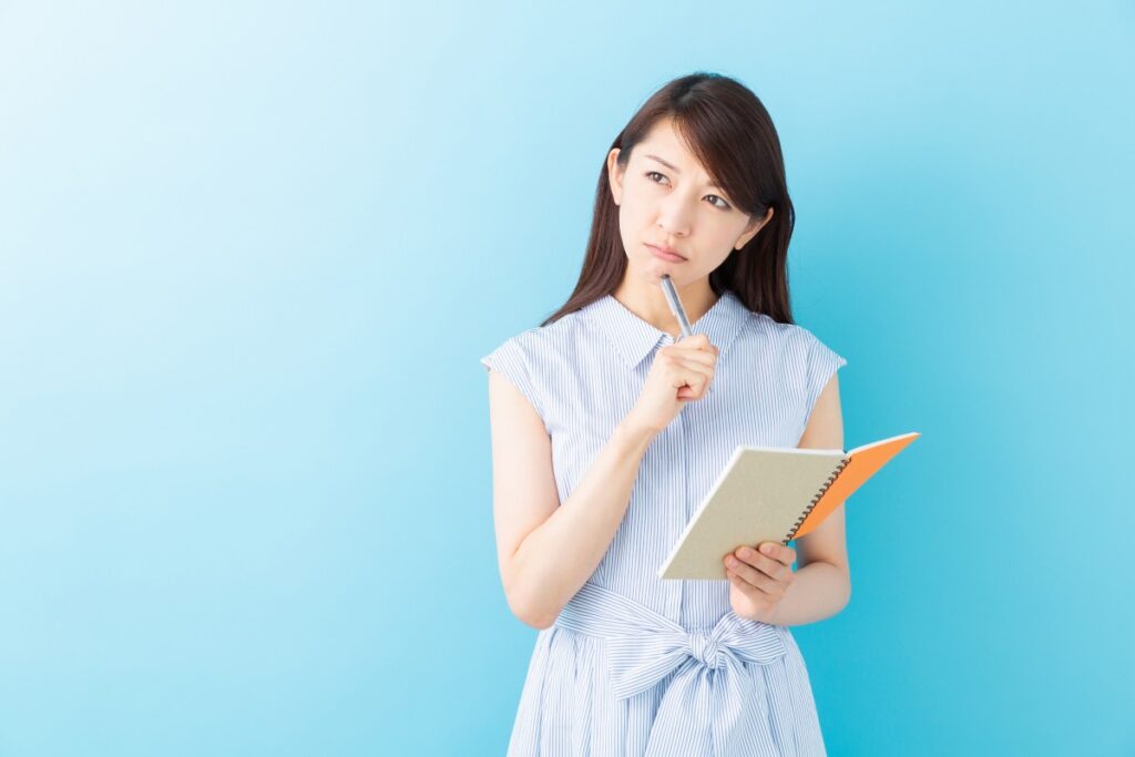 メモをする女性 考える