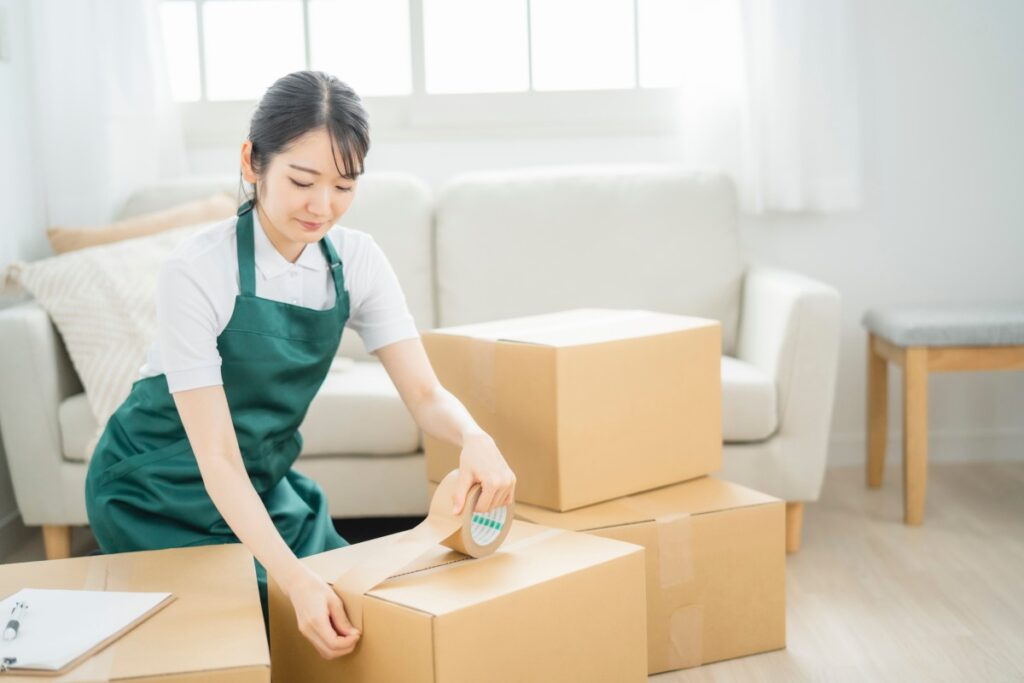 荷物を整理する女性