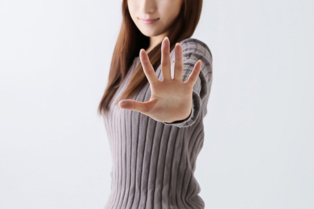 止める女性