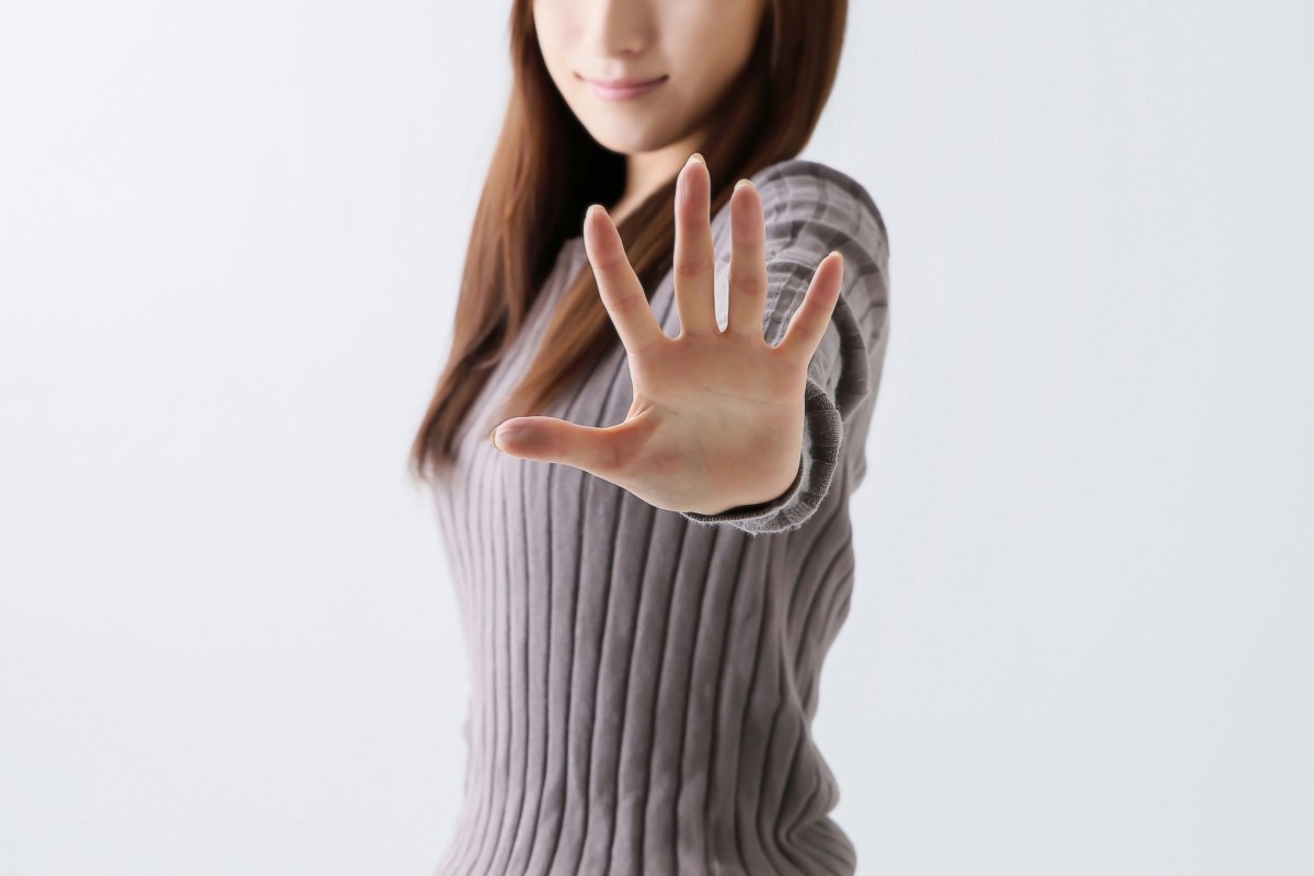 止める女性