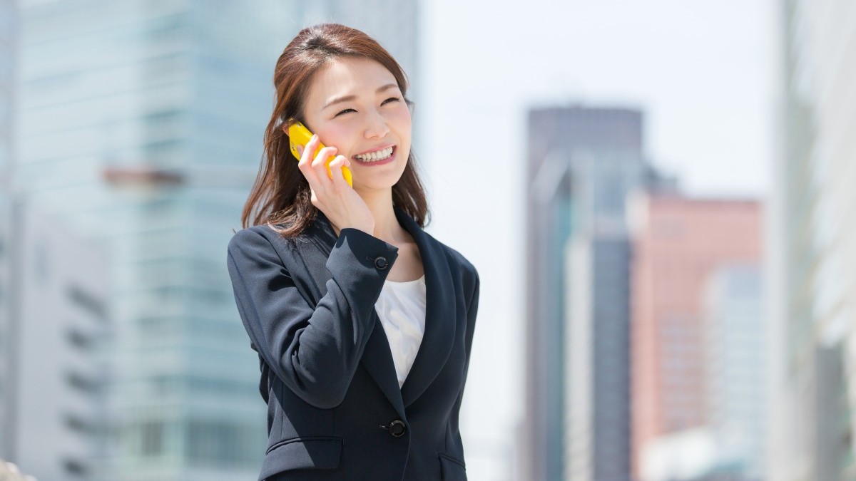 電話をする女性　ビジネス