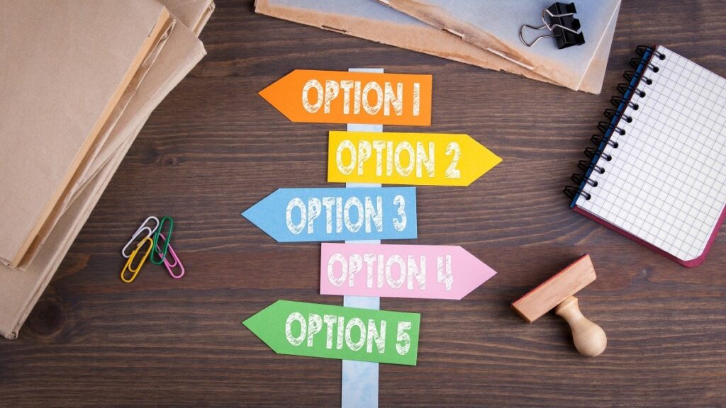 オプションのコンセプト。木製の机の上の紙の標識