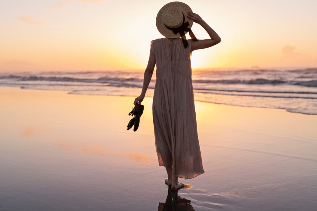 海辺を歩く女性