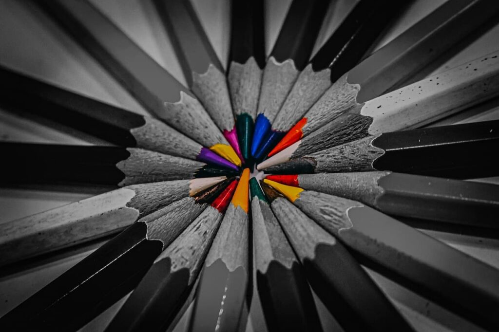 モノクロの色鉛筆芯だけカラー