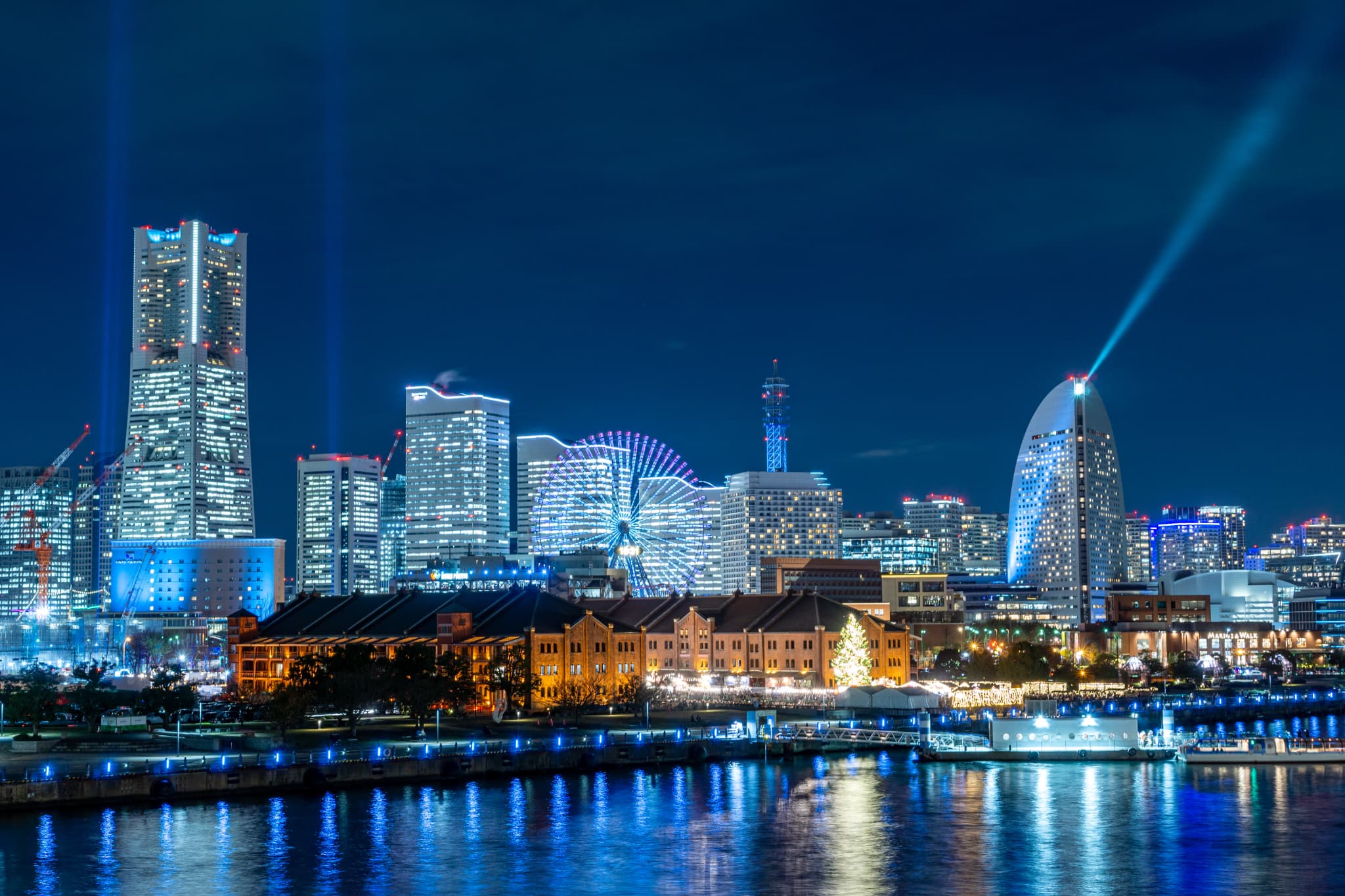 神奈川県横浜市大さん橋から見たみなとみらいの夜景