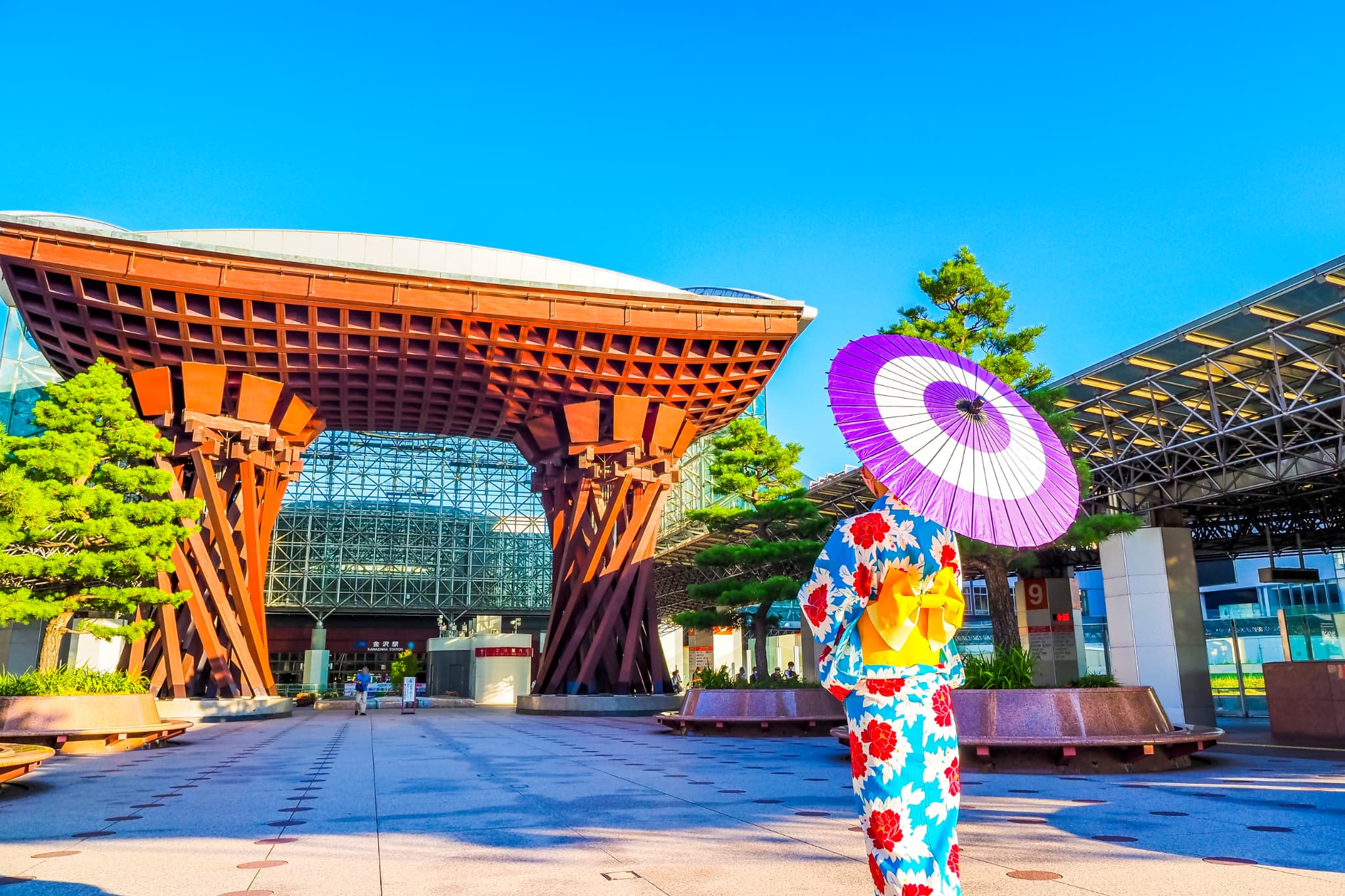 着物姿の女性の後ろ姿と金沢駅