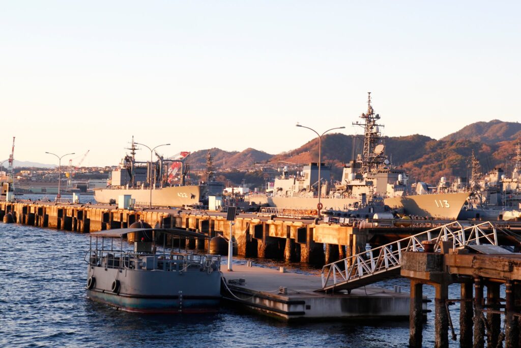 呉中央桟橋、呉市海上自衛隊、艦艇、補給艦　護衛艦