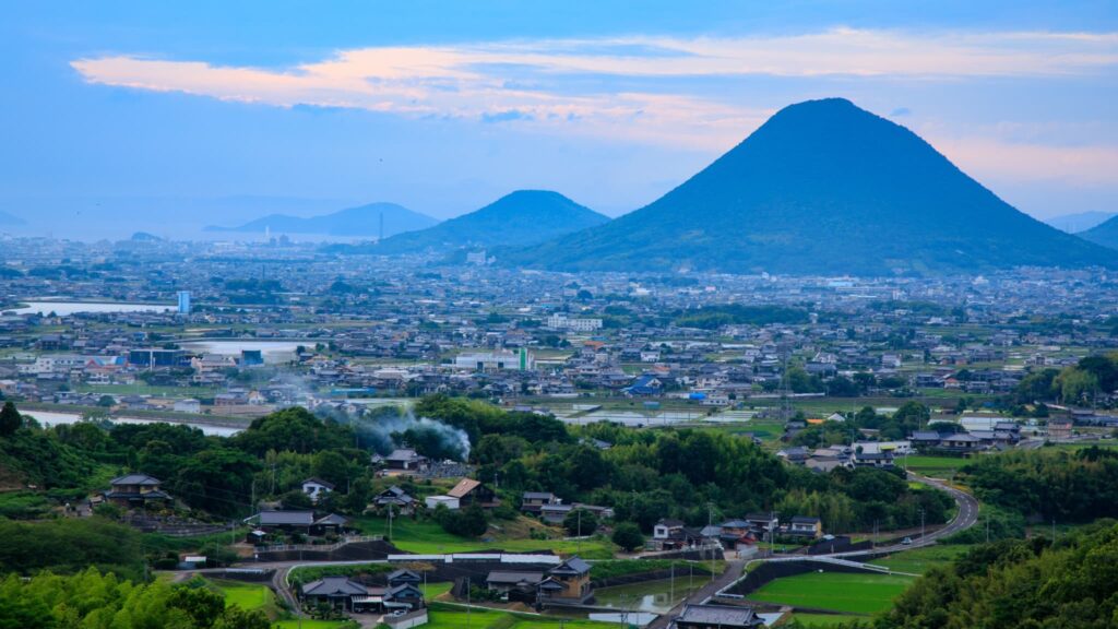 香川県讃岐富士と周辺の街並み