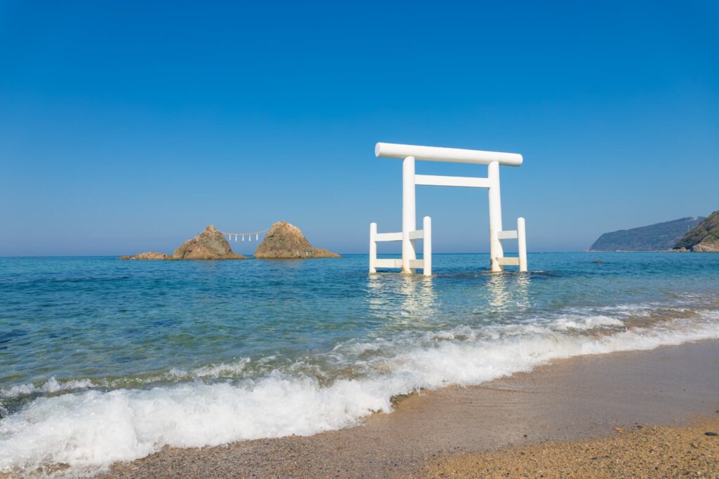桜井二見ヶ浦の白い鳥居（福岡県糸島市）