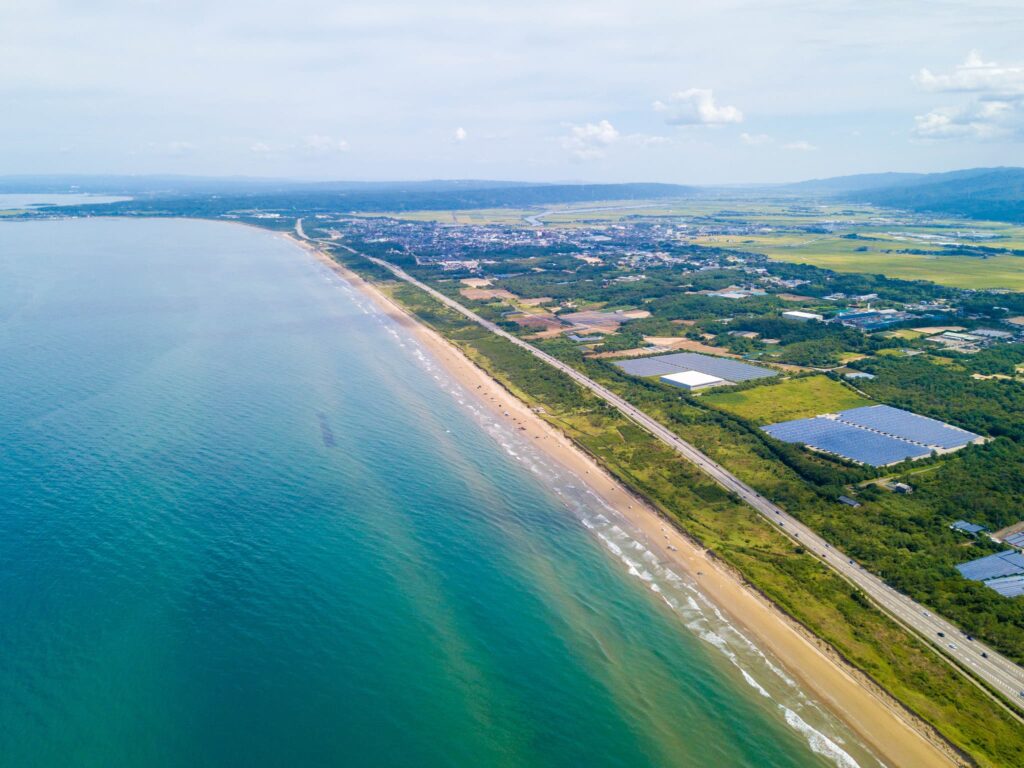 石川県羽咋市千里浜町のなぎさドライブウェイをドローンで撮影した空撮写真