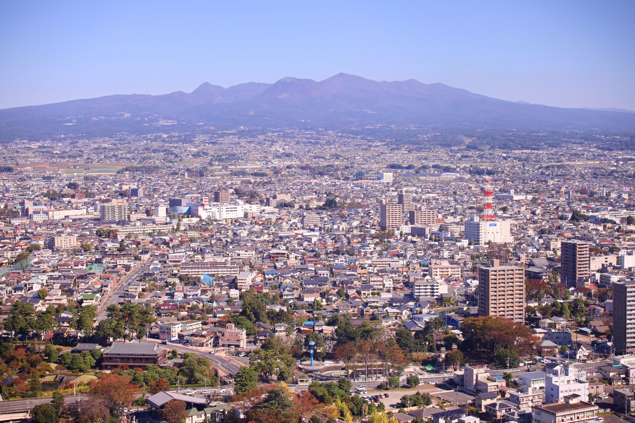 前橋市　群馬県庁舎から見た街並みと赤城山